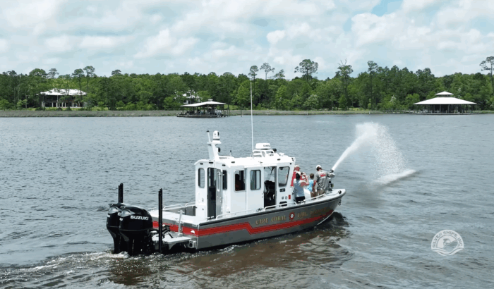 FREEDOM30 freedom 30 boat spraying water